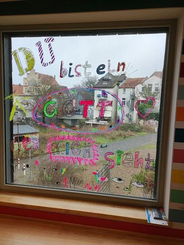 Ein Fensterbild zur Jahreslosung: Das Ergebnis des Werkstattgottesdienstes trägt buchstäblich die Handschrift der Kinder. Foto: Petra Thomas-Klandt