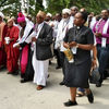 Teilnehmerinnen und Teilnehmer der zweiten interreligiösen Friedenskonferenz der VEM in Stone Town auf Sansibar beim Friedensmarsch (Foto: Marion Unger / VEM).