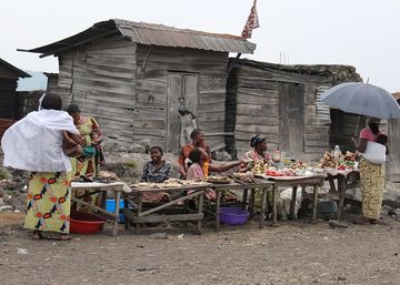 Lebensmittelverkauf an der Straße im Kongo. Solche Märkte sind in vielen Ländern jetzt geschlossen. Foto: EKvW