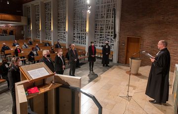 Neben der Einführung des Superintendenten und des neuen Kreissynodalvorstandes(KSV), wurden auch der alte KSV aus seiner Verantwortung entlassen. Mit seiner ersten Amtshandlung übernahm Christof Grote die Verabschiedung der ausgeschiedenen Vorstandsmitglieder. Foto: EKKLP
