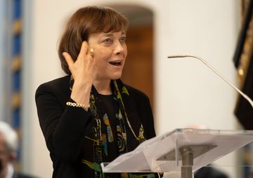 „Sprache kann so viel – und ich traue ihr jede Menge zu.“ Präses Annette Kurschus bei der Preisverleihung. Foto: EKvW/Barbara Frommann