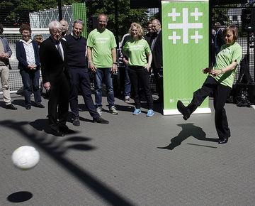 Stilecht wurde das Zentrum Sport von Präses Annette Kurschus beim Torwandschießen präsentiert. Foto: EKvW