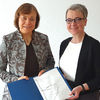 Superintendentin Kerstin Goldbeck (re) erhielt die Ernennungsurkunde durch Präses Annette Kurschus. Foto: KK Hamm