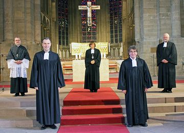 Nach dem Gottesdienst: Propst Roland Falkenhahn, Superintendent a. D. Jürgen Tiemann, Präses Dr. h. c. Annette Kurschus, Superintendent Michael Mertins und Synodalassessor Bernhard Speller (v. l. n. r.). Foto. cam