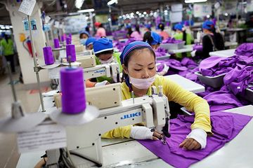 Arbeitsbedingungen in einer Shen Zhou Textilfabrik in Kambodscha, die für Adidas produziert. Foto: Will Baxter