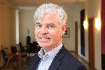 Plant schon eine Wiederholung im kommenden Februar: Pfarrer Holger Gießelmann. Foto: EKvW Portraitfoto lächelnder Mann