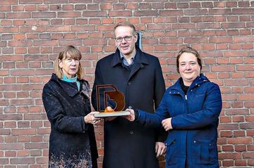 Superintendent Gerald Hagmann (Mitte) nimmt die Auszeichnung von Professor Christa Reicher (links) und Dr. Hannah Hinrichs entgegen. Foto: Sabine Hahnefeld