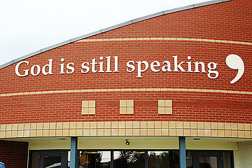 "Gott redet noch", dahinter ein großes Komma statt einem Punkt: das Motto der UCC.  Foto: EKvW