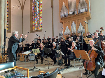 Professor Hildebrand Haake dirigiert Hochschulchor und Streicher in der Kirche St. Marien am Stift Berg. Foto: EKvW 