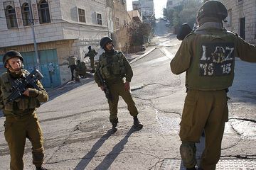 Bewaffnete Soldaten auf einer Straße in Hebron. Foto: Public Domain/pixabay.com