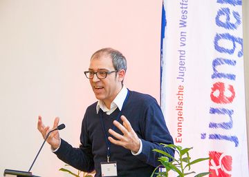 Prof. Dr. Tobias Faix bei seinen engagierten Ausführungen der Studie „Generation Lobpreis und die Zukunft der Kirche“. Foto: Amt für Jugendarbeit Prof. Dr. Tobias Faix bei seinen engagierten Ausführungen der Studie „Generation Lobpreis und die Zukunft der Kirche“. Foto: Amt für Jugendarbeit