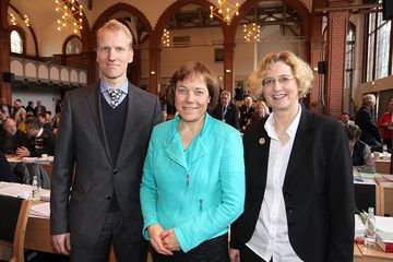 Dr. Hans-Tjabert Conring und Petra Wallmann mit Präses Annette Kurschus. Foto: EKvW