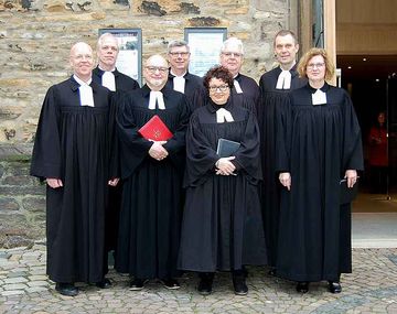 Freuten sich über die Verstärkung der westfälischen Notfallseelsorge (von links): Pfarrer Frank Rüter (Region Südwestfalen), Pfarrer Matthias Rausch (Region Ostwestfalen), Pfarrer Peter Rutz (Region Ruhrgebiet), Ralf Radix, Pfarrer für Notfallseelsorge, Seelsorge in Feuerwehr und Rettungsdienst (IAFW Villigst), Pfarrerin Alexandra Hippchen (Region Münsterland), Pfarrer Ingo Janzen (Region Hellweg), Superintendent Jürgen Tiemann (KK Minden) und Kirchenrätin Daniela Fricke (LKA Bielefeld). Foto: EKvW