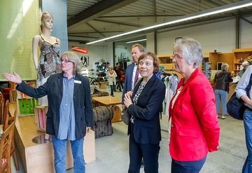 Präses Annette Kurschus im Sozialkaufhaus an der Münsterstraße. Bild: KK Dortmund