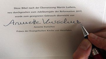 Tausend Bibeln mit eigenhändiger Widmung von Präses Annette Kurschus. Foto: EKvW Tausend Bibeln mit eigenhändiger Widmung von Präses Annette Kurschus. Foto: EKvW