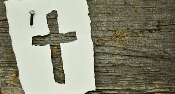 Blatt Papier mit ausgeschnittenem Kreuz