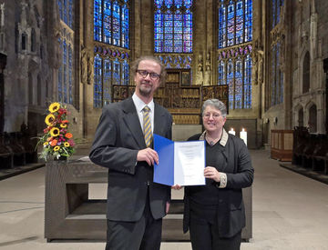 Landeskirchenrat Dr. Vicco von Bülow überreicht Kantorin Meike Pape die Ernennungsurkunde. Foto: Hanns-Peter Springer