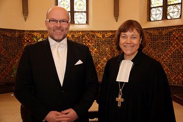 Peter Winkemann wurde von Präses Annette Kurschus in sein Amt als nebenamtliches Mitglied der Kirchenleitung eingeführt. Foto: EKvW