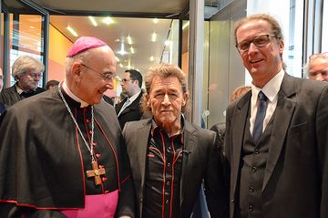 Bischof Dr. Felix Genn (links), Dr. Vicco von Bülow (rechts), mit dem Träger der diesjährigen Buber-Rosenzweig-Medaille, dem Musiker Peter Maffay. Foto: Bischöfliche Pressestelle/Michaela Kiepe   