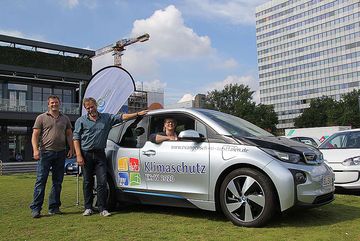 Präsesfahrer Pierre Küven (links) und Pfarrer Volker Rotthauwe, im Wagen Sabine Jellinghaus.