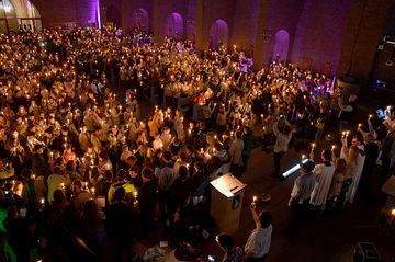 Beim Austeilen des Friedenslichts aus Bethlehem breitete sich in der St. Josephs Kirche in Dortmund ein Lichtermeer aus. Foto: pdp