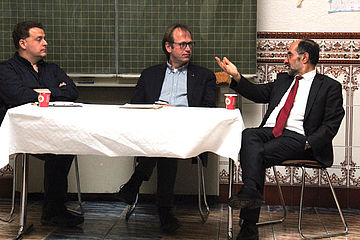Dialog: Pfarrer Dieter Bökemeier, Islambeauftragter der Lippischen Landeskirche (Mitte), Achmed Aweimer und Moderator Alexander Völkel (links). Foto: EKvW