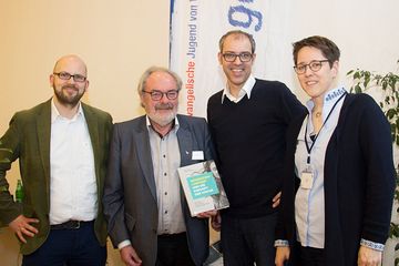 Initiatoren und Durchführende der Studie (v.l.): Prof. Dr. Tobias Künkler, Landesjugendpfarrer Udo Bußmann, Prof. Dr. Tobias Faix, Silke Gütlich (Referentin für Grundsatzfragen im Amt für Jugendarbeit der EKvW). Foto: Amt für Jugendarbeit Initiatoren und Durchführende der Studie (v.l.): Prof. Dr. Tobias Künkler, Landesjugendpfarrer Udo Bußmann, Prof. Dr. Tobias Faix, Silke Gütlich (Referentin für Grundsatzfragen im Amt für Jugendarbeit der EKvW). Foto: Amt für Jugendarbeit