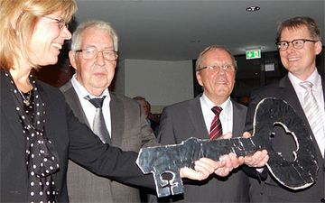 Schlüsselübergabe (von links): Martina Espelöer, Helmut Blöcher, Klaus Majoress und Christian Graf. Foto: Haus Nordhelle