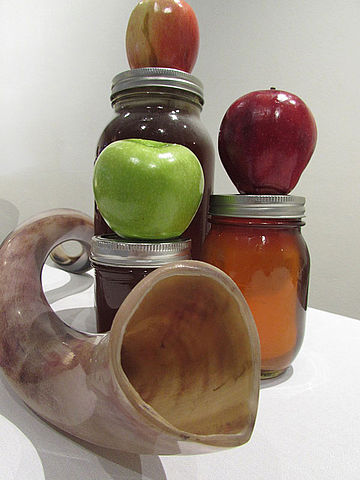 Das jüdische Neujahrsfest wird oft mit in Honig getauchten Apfelscheiben gefeiert. Das Blasen des Schofars gehört ebenfalls dazu. Foto: Gemeinfrei/pixabay.com