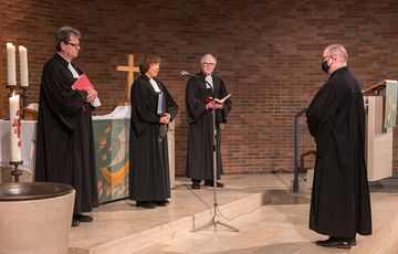 Dr. h. c. Annette Kurschus, Präses der Ev. Kirche von Westfalen, übernahm zusammen mit Martin Pogorzelski (l.) und Peter Winterhoff die Einführung von Dr. Christof Grote (r.) als neuen Superintendenten. Foto: EKKLP