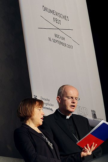 Eröffnungsgebet mit Präses Annette Kurschus und Bischof Franz-Josef Overbeck. Foto: Ökumenisches Fest/Nadine Malzkorn