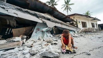 Ein Junge spielt in den Trümmern nach dem Erdbeben auf den Philippinen. Foto: UCCP Ein Junge spielt in Trümmern nach einem Erdbeben.