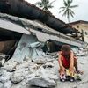 Ein Junge spielt in den Trümmern nach dem Erdbeben auf den Philippinen. Foto: UCCP Ein Junge spielt in Trümmern nach einem Erdbeben.