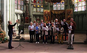 Kirchenmusikdirektorin Ute Springer (Iserlohn) leitet den Gregorianik-Workshop in der Wiesenkirche. Foto: UK