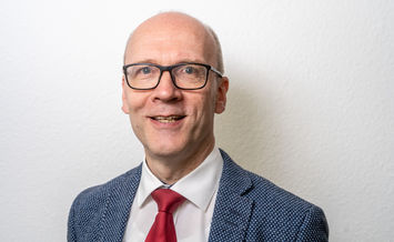  Dr. Karsten  Schneider