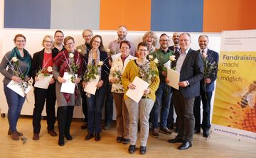 Pfarrer Hansjörg Federmann (3v.re.) und Landeskirchenrat Martin Bock (re.) freuen sich mit den frischgebackenen Fundraiserinnen und Fundraisern. Foto: EKvW