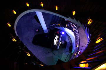 Immer wieder schön: Die Treppe im LKA. Und Ulrich Hirtzbruch mittendrin. Foto: EKvW