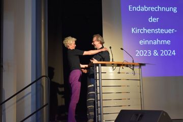 Der stellvertretende Superintendent Axel Gehrmann beglückwünscht die neue Superintendentin. Foto: Kirchenkreis Steinfurt-Coesfeld-Borken Der stellvertretende Superintendent Axel Gehrmann beglückwünscht die neue Superintendentin.