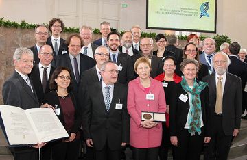Preisverleihung an die KLAK in der Frankfurter Paulskirche. Vertreter der EKvW sind Pfarrerin Bettina Toth-Tyburski und Pfr. Andreas Laqueur (vorn 2. u. 3. v.l.) Foto: HGVorndran Preisverleihung an die KLAK in der Frankfurter Paulskirche. Vertreter der EKvW sind Pfarrerin Bettina Toth-Tyburski und Pfr. Andreas Laqueur (vorn 2. u. 3. v.l.) Foto: HGVorndran
