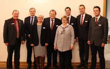 Amtswechsel in der Verwaltungskammer. Links Albert Henz, theologischer Vizepräsident der EKvW. Foto: EKvW