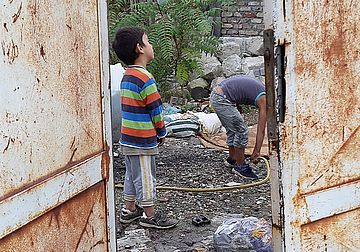 Roma-Kinder in einer Slum-Siedlung in Novi Sad/Serbien. Foto: B. Brauckhoff