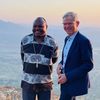 Jochen Arnold auf seiner jüngsten Reise nach Tansania mit Bischof Msafiri Mbilu von der Nordost-Diözese der Evangelisch-Lutherischen Kirche in Tansania. Foto: Privat