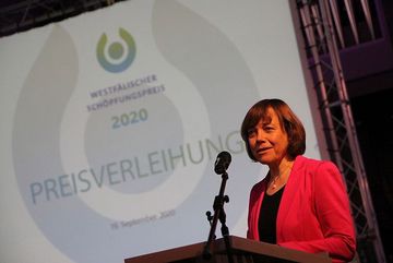 Die Preisverleihung durch Präses Dr. h. c. Annette Kurschus im Juni 2020. Foto: EKvW