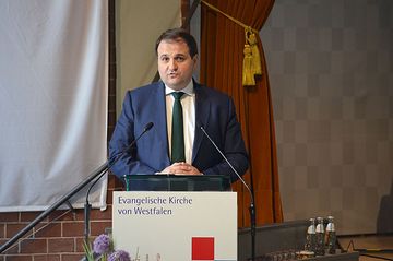 Der nordrhein-westfälische Minister Nathanael Liminski überbrachte im Betheler Assapheum die Grüße der Landesregierung. Foto: EKvW