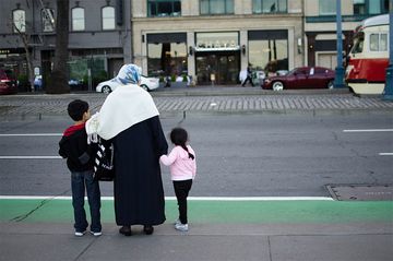 Allen Flüchtlingen ist nach Auffassung der Synode der Nachzug ihrer Familien unverzüglich zu ermöglichen. 