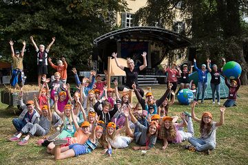 Organisatorin Elke Kaika (Mitte) animiert die Kinder sich einzumischen. Foto: David Heise