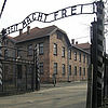 Eingangstor des KZ Auschwitz. Bild: Dnalor 01 [CC BY-SA 3.0] via Wikimedia Commons