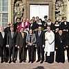 Die offiziellen Vertreterinnen und Vertreter der Kirchen und des öffentlichen Lebens vor dem Kloster Brenkhausen. Foto: MÖWe/EKvW