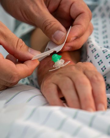 Klinikfinanzierung. Symbolfoto: Rolf Oeser/Fundus Medien Ein Patient im Krankenhaus bekommt einen Zugang gelegt.