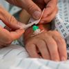 Ein Patient im Krankenhaus bekommt einen Zugang gelegt.